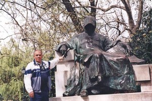 Памятник неизвестному монаху-летописцу Аноним