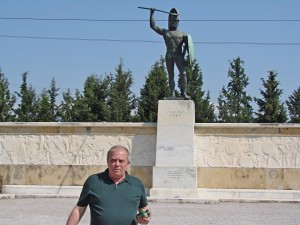 Греция.Дельфы.Памятник царю Спарты Леониду. 9.1.Памятник царю Спарты Леониду,возглавившему 300 спартанцев в битве при Фермопилах