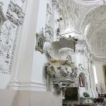Вильнюс. Интерьер костела. Кафедра. 5