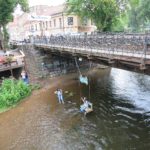 Вильнюс. Район Ужупис. Арт-объект качели. 5-3